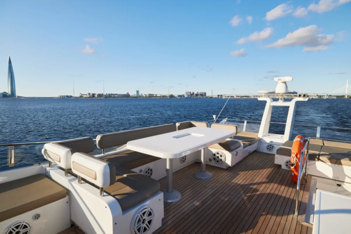 Яхта FAIRLINE 65 image- 12